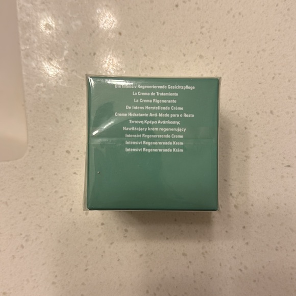 La Mer Moisturizing Cream - Picture 2 of 4